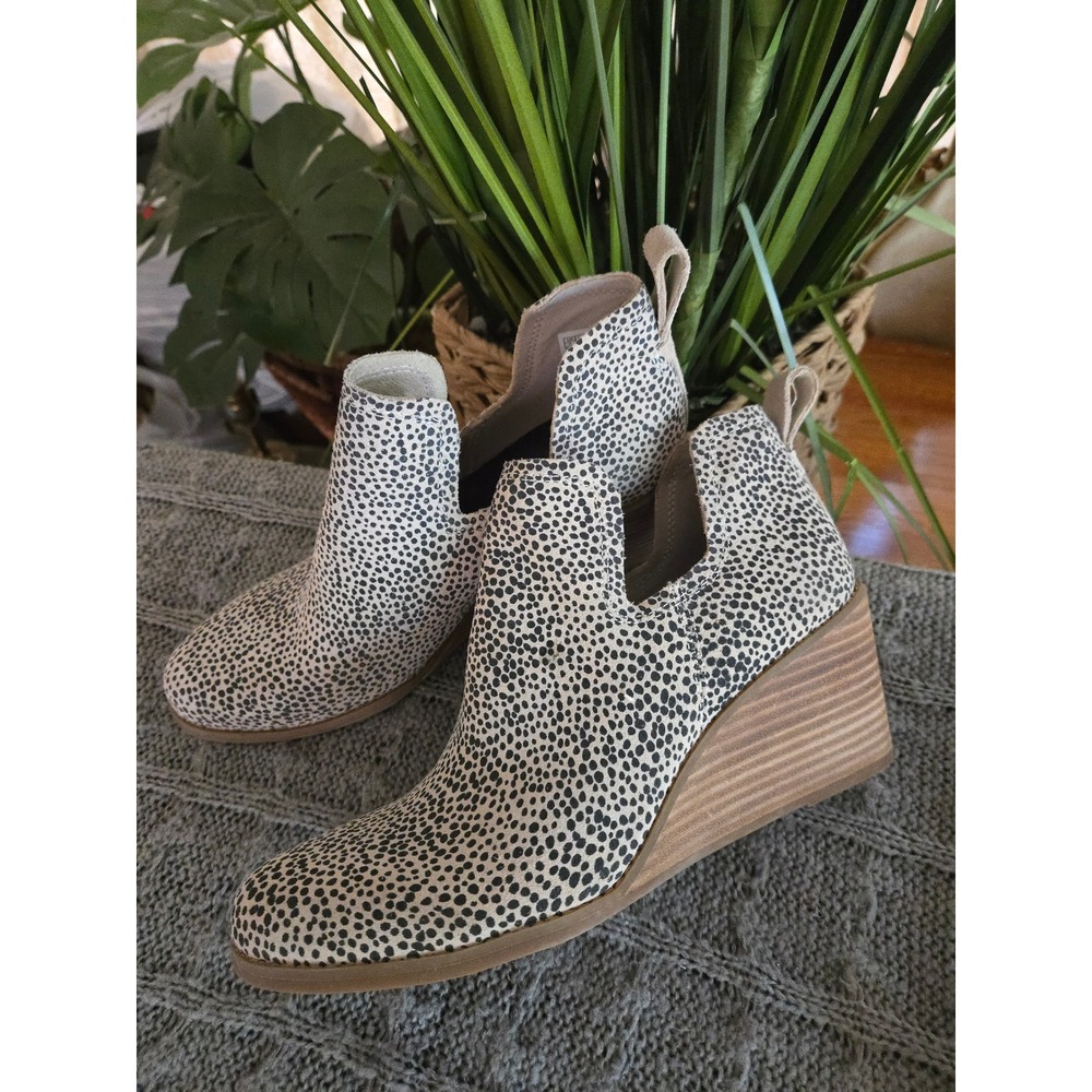 TOMS Kallie Wedge Booties Womens 9 Animal Print Cheetah Dalmatian Ankle Boots